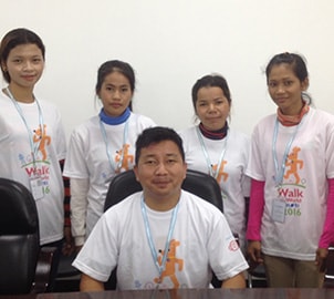 毎年参加しているチャリティマラソンのチームTシャツの制作を依頼させていただきました。今回ドライTシャツのイラストという難しい技法でしたが、弊社では日本初という中で、ドライTシャツのインクジェット技法が確立させているので、そちらをおすすめして制作させていただきました。ドライTシャツでしたが、マラソン中も落ちることなく、
大変盛り上がったようです。